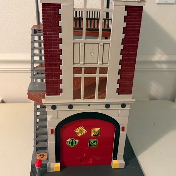 Ghostbusters lot includes figures, cars & firehouse - Picture 16 of 16